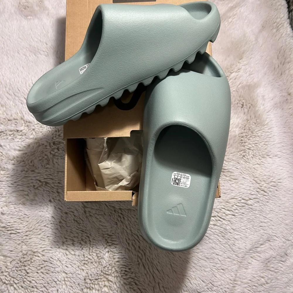 NIB Yeezy Slides Salt Size 9 **See Below** - Picture 3 of 8